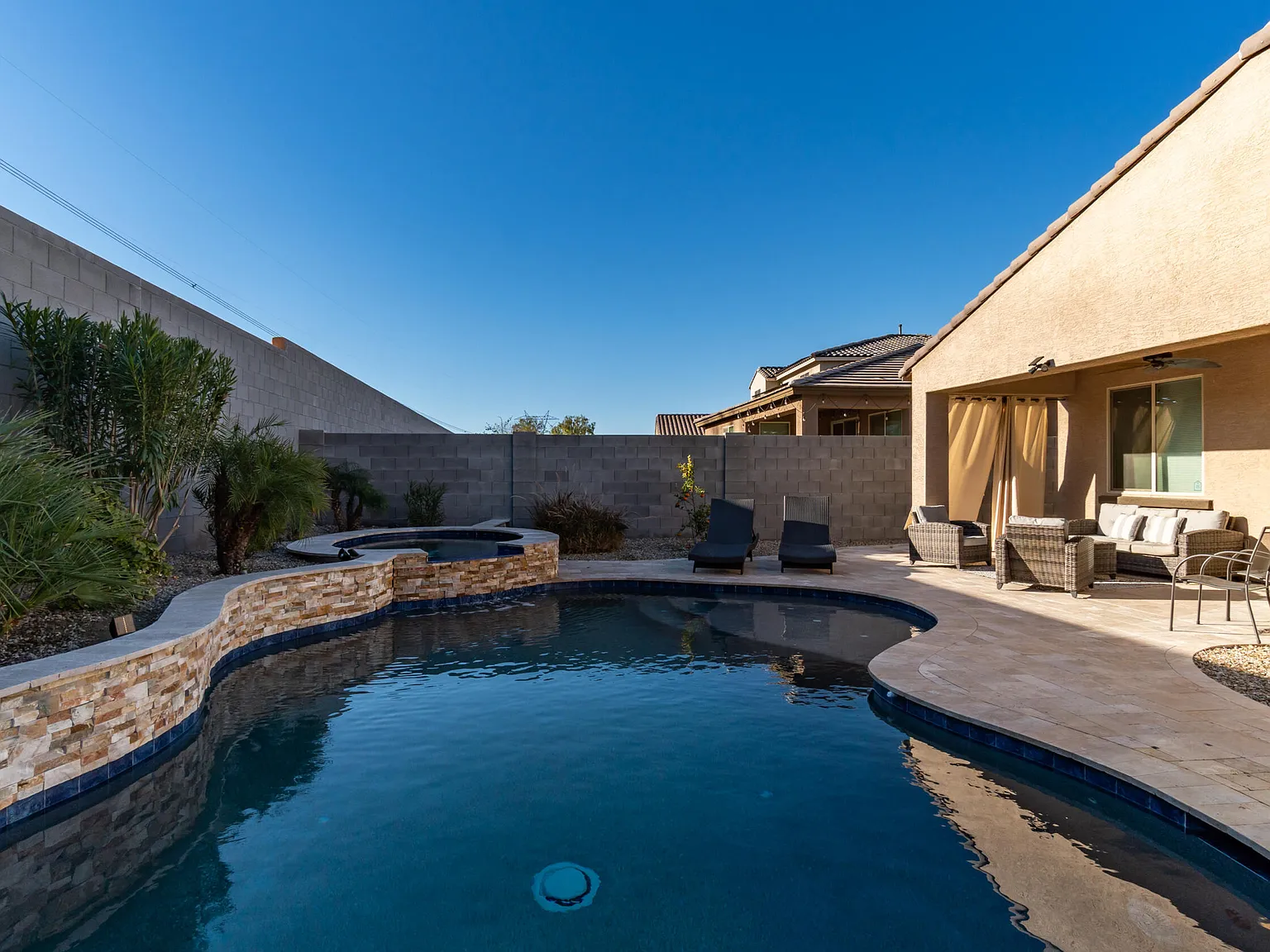 3 bed, 2.0 bath, 1907 sqft, $3,000 — Photo 2