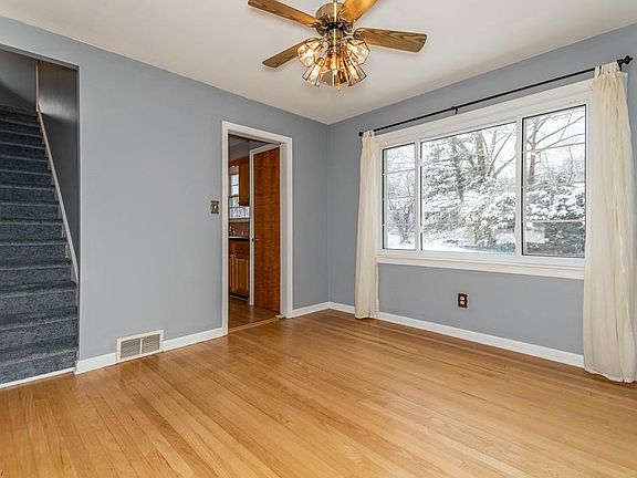 5th image of 1056 Hereford Rd