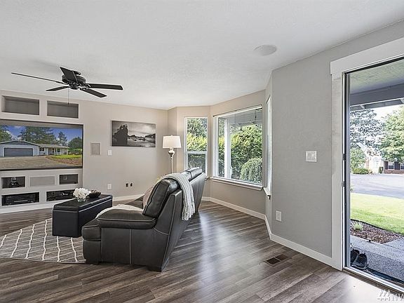 3rd image of 922 Park Pl SE