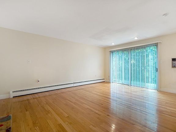 3rd image of 58 Edgelawn Ave APT 12