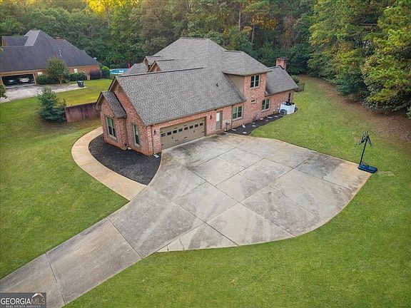 3rd image of 815 Streamside Dr