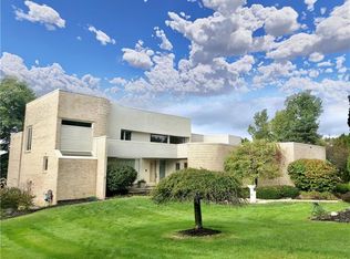 1812 Moors Ct, Bloomfield Hills, MI 48302