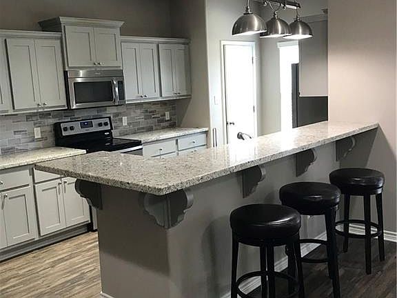 5th image of 402 Kate Ln