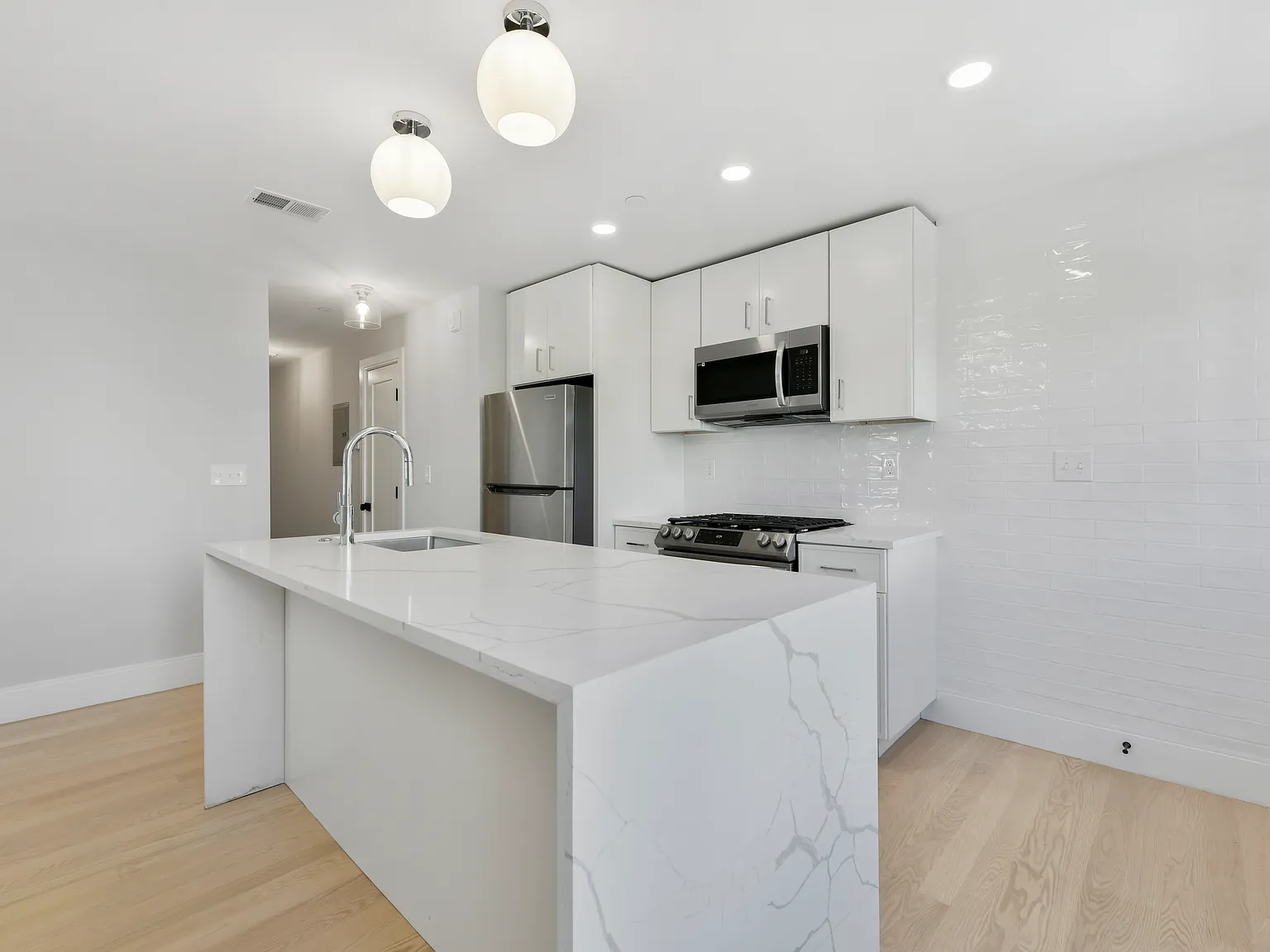 3 bed, 910 sqft, $3,595 — Photo 3