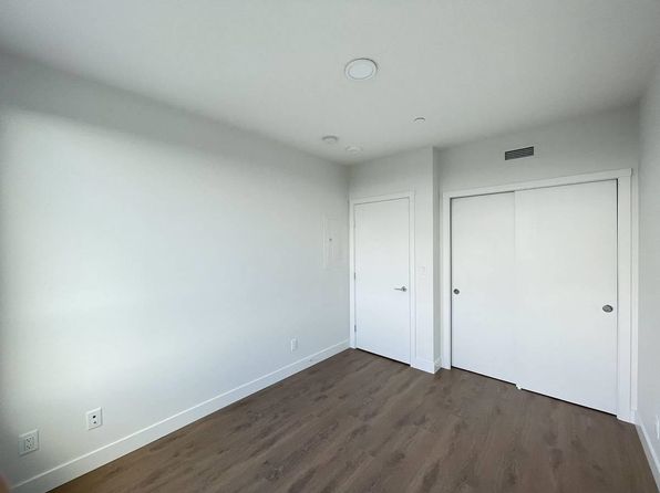 2 bedroom rental in Surrey — photo 10
