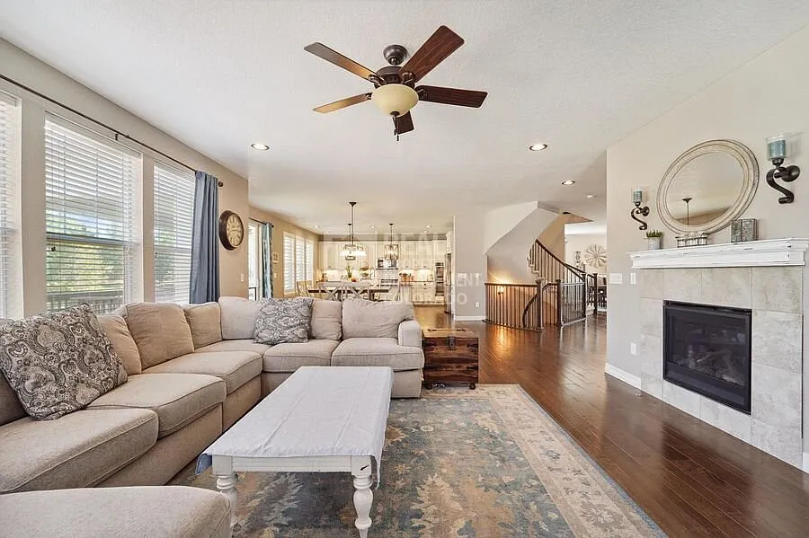 Spacious 5-Bedroom Home with Mountain Views in Tallyn's Reach — Photo 3