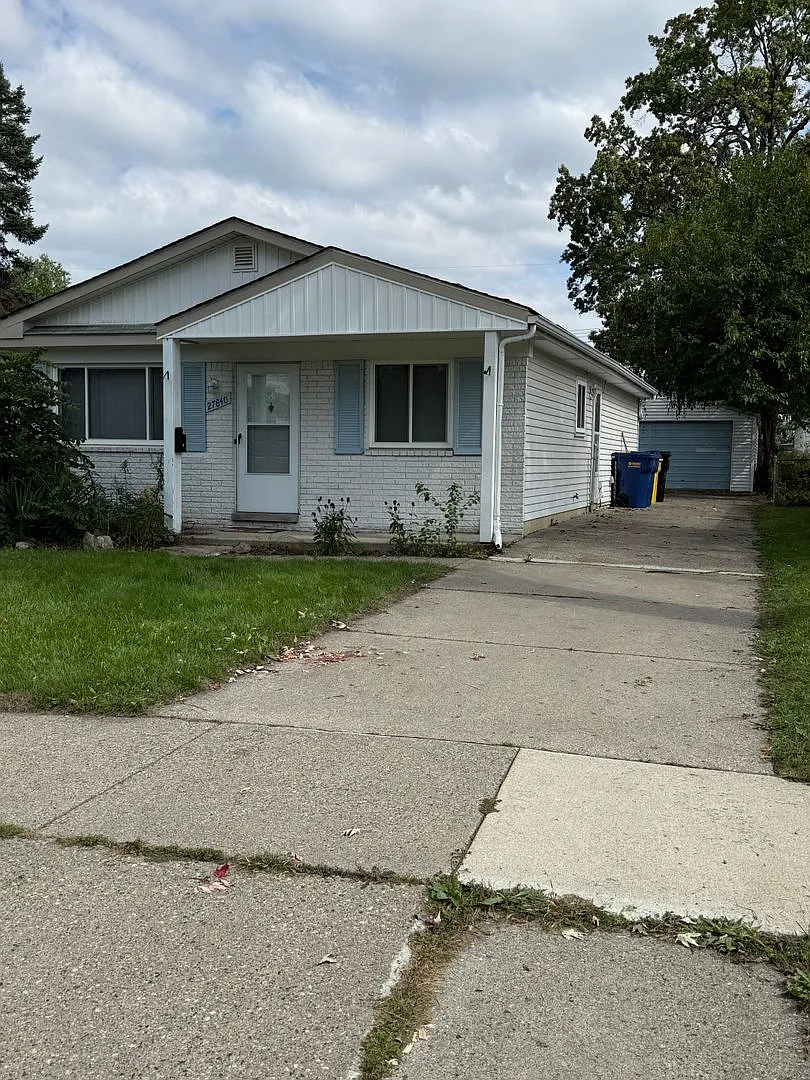 3 Bedroom Ranch - Madison Heights — Photo 2