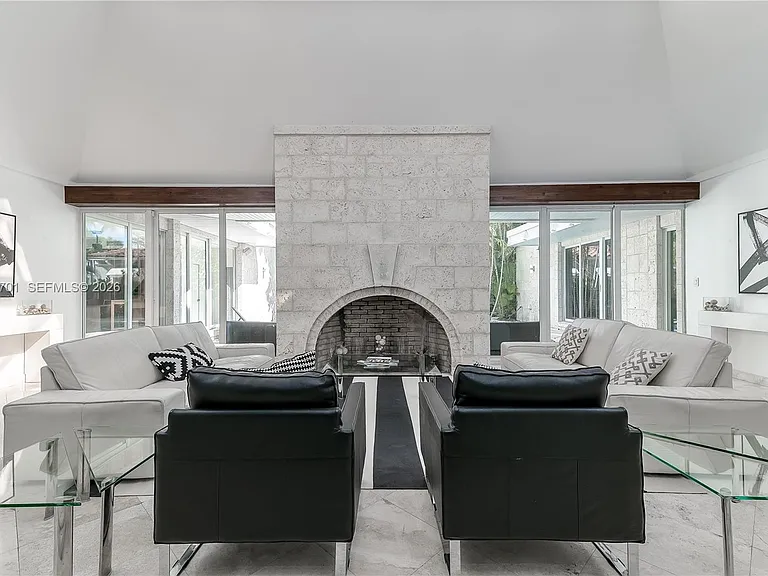111 S Hibiscus Dr — Photo 2
