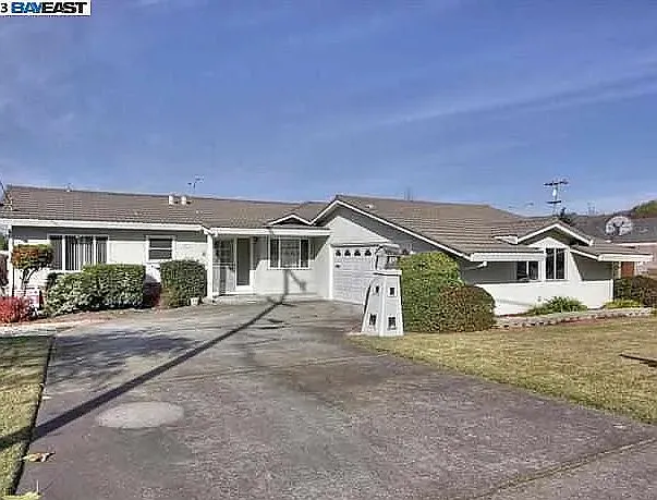 1071 Kensington Dr — Photo 1