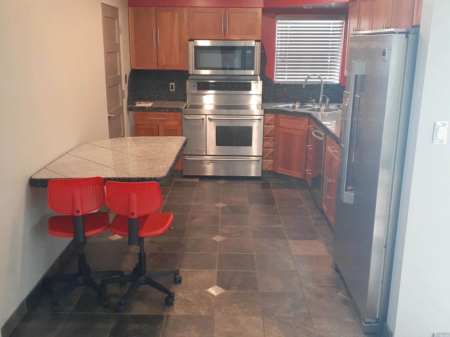 2 bed, 890 sqft, $1,625 — Photo 4