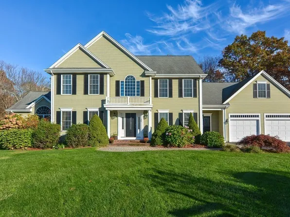 38 Thomas B Doolin Cir, North Attleboro, MA 02760