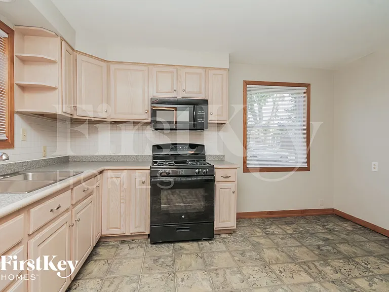 422 Granville Ave — Photo 7