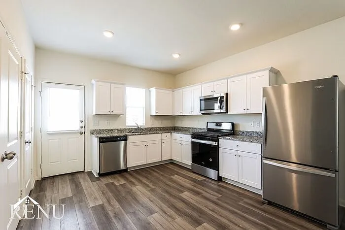 3 bed, 2.0 bath, 1200 sqft, $1,715 — Photo 4