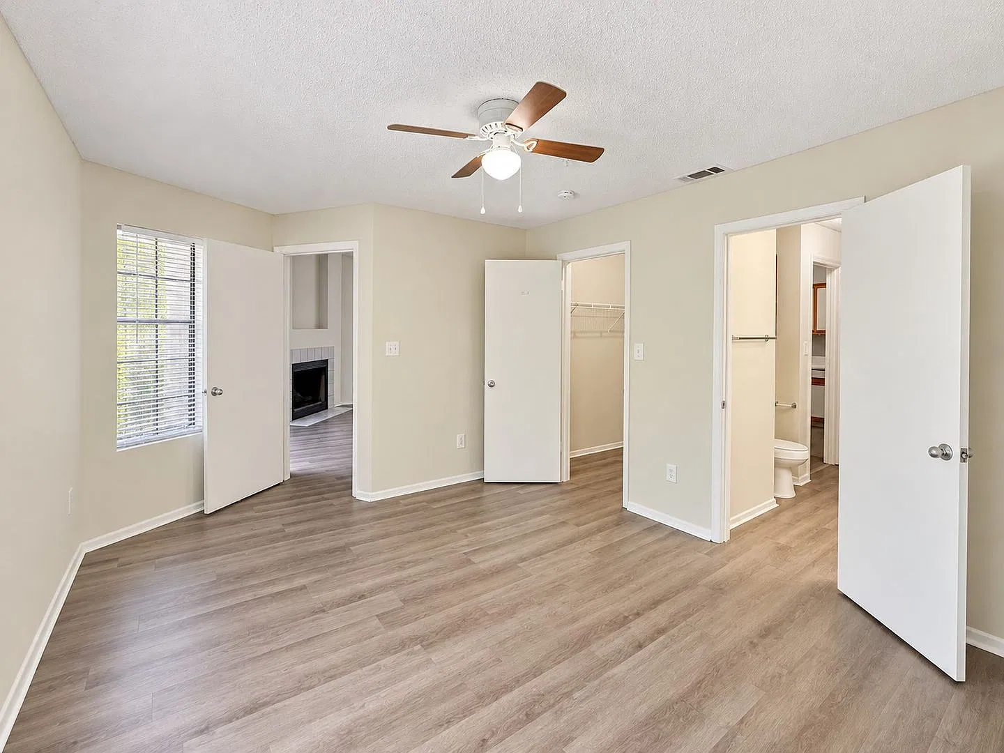 Spacious 1BR at Oasis | Washer & Dryer + Water Included. Gated Community, Available Now! — Photo 2
