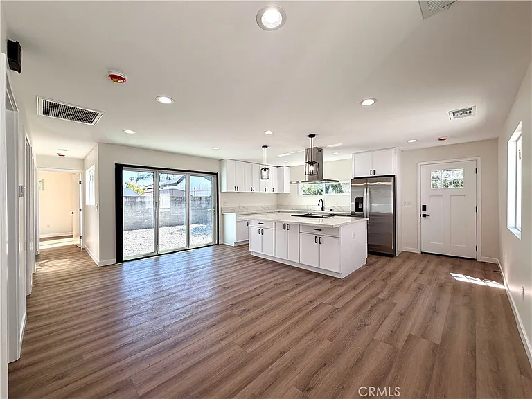 18756 Cohasset St — Photo 2
