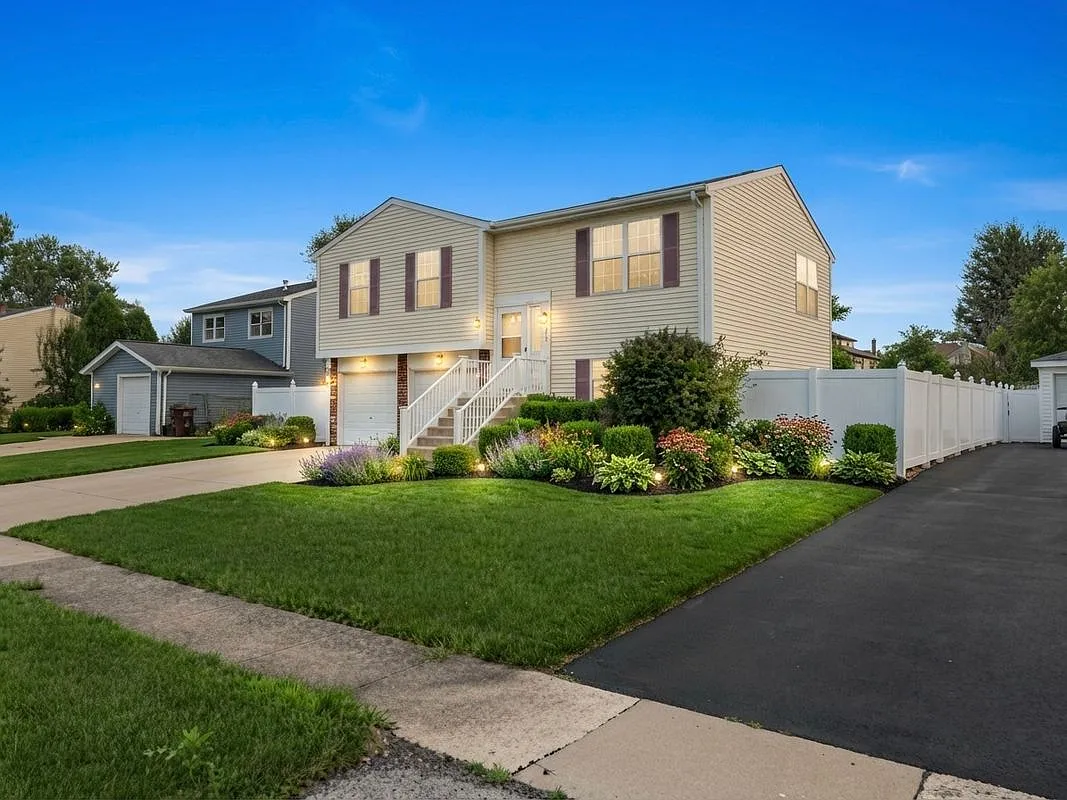 4 bed, 2.0 bath, 1550 sqft, $3,200 — Photo 2