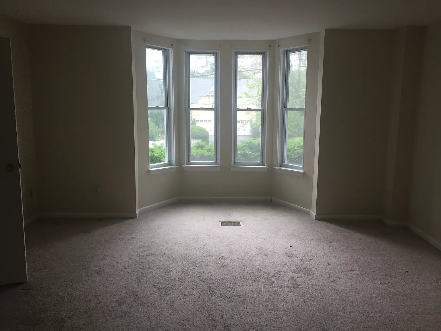 3 bed, 1000 sqft, $2,150 — Photo 2
