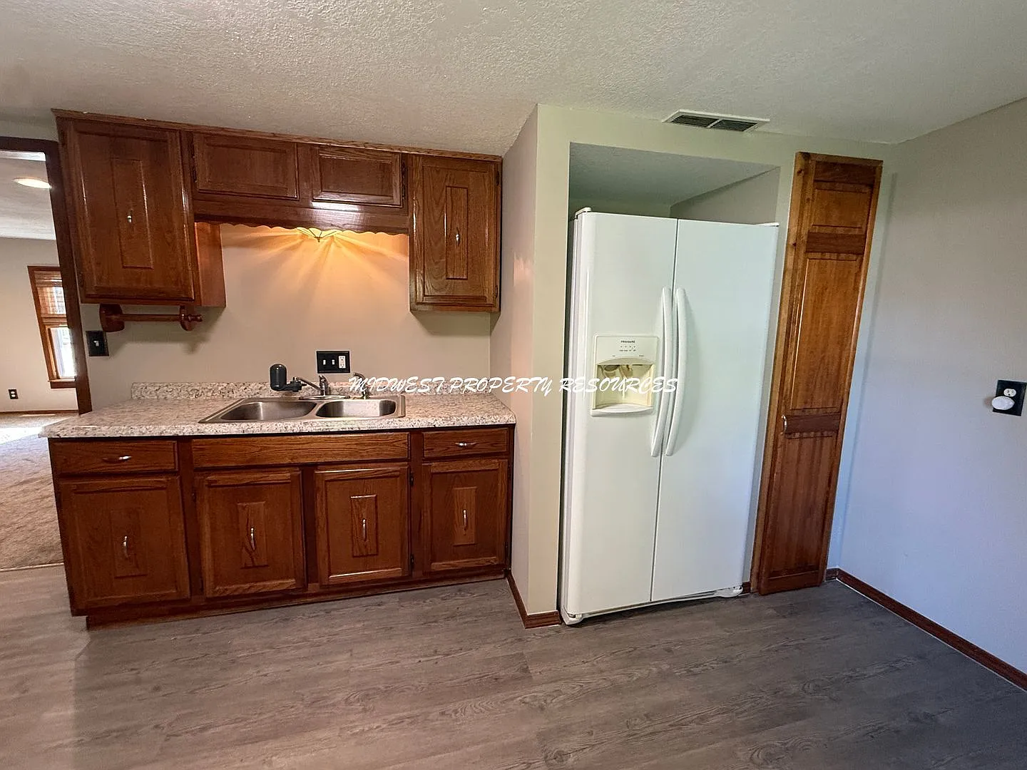 Charming 2-Bedroom Home with Large Yard in Pleasant Hill — Photo 3