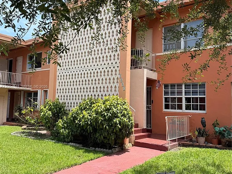 3660 SW 10th St #7A — Photo 1