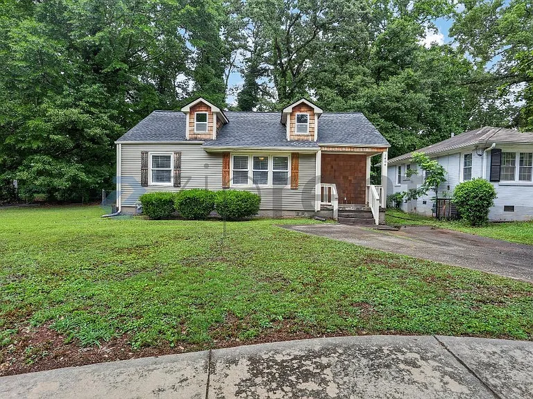 1404 Lockwood Dr SW — Photo 1