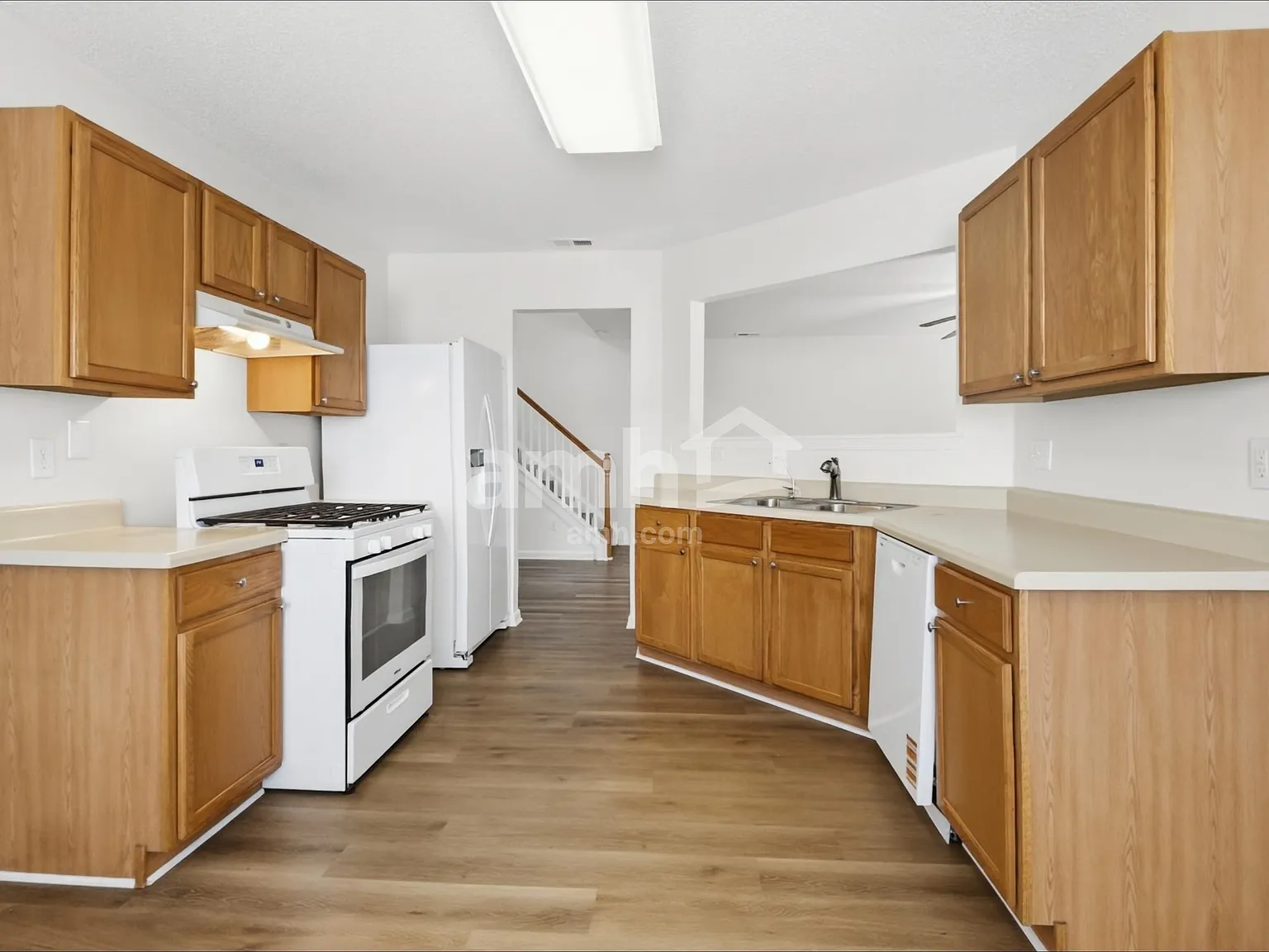 3 bed, 2.5 bath, 1848 sqft, $2,035 — Photo 3