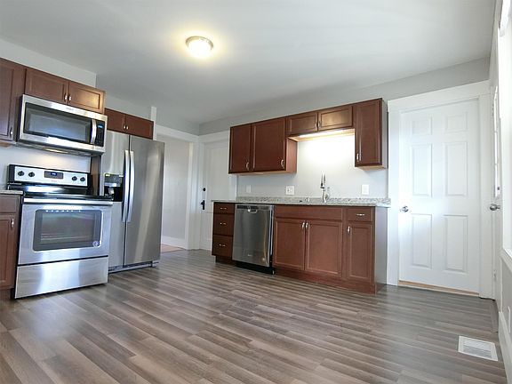 4th image of 19 Cross St Unit 1R