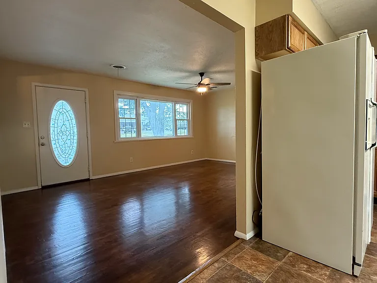 605 N College St — Photo 3