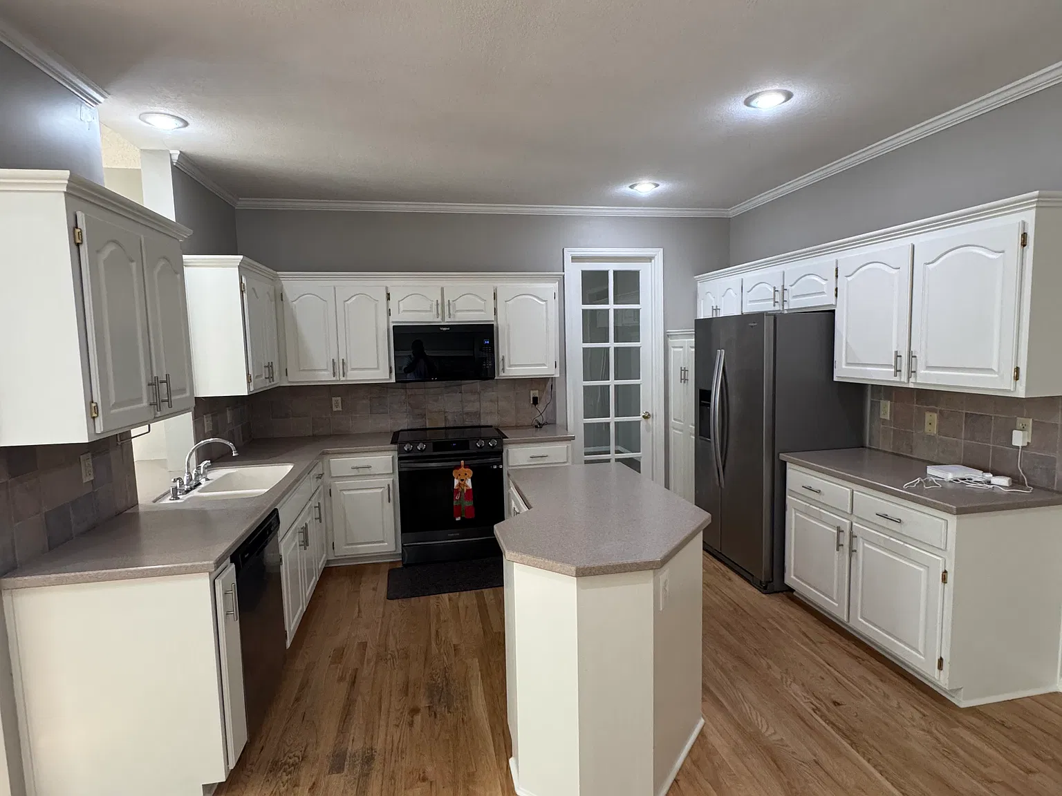 4 bed, 2933 sqft, $3,145 — Photo 4