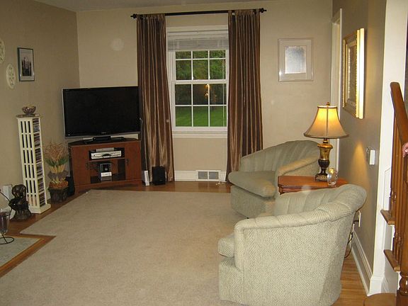 ANOTHER VIEW OF LIVINGROOM