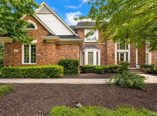 6775 Carlyle Xing, West Bloomfield, MI 48322