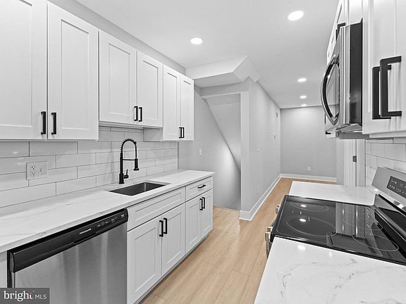 3rd image of 905 Marlyn Rd