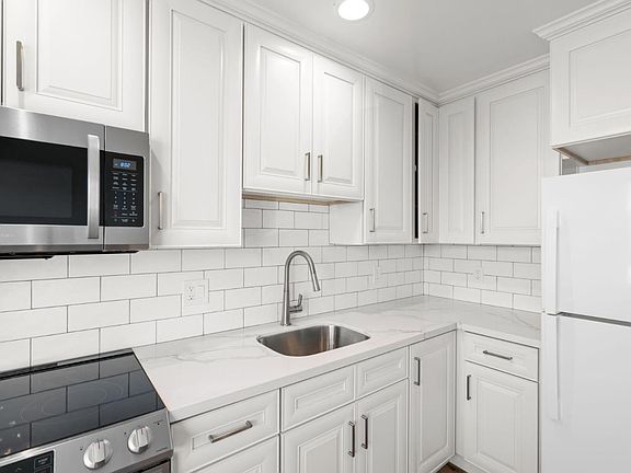 3rd image of 4397 Blackford Ave