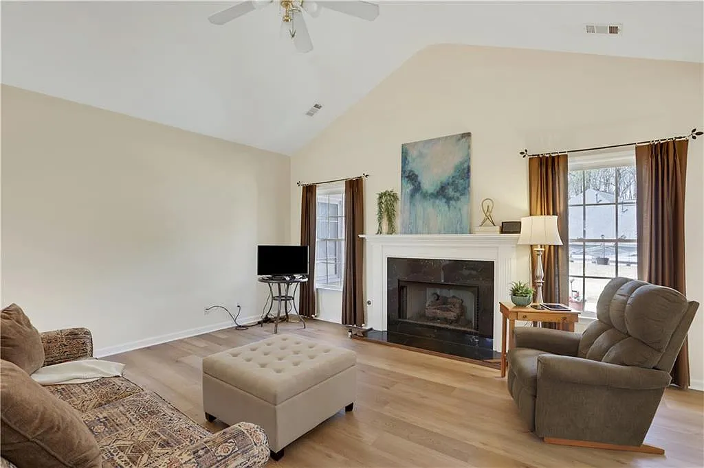 3 bed, 2.0 bath, 1931 sqft, $2,950 — Photo 4