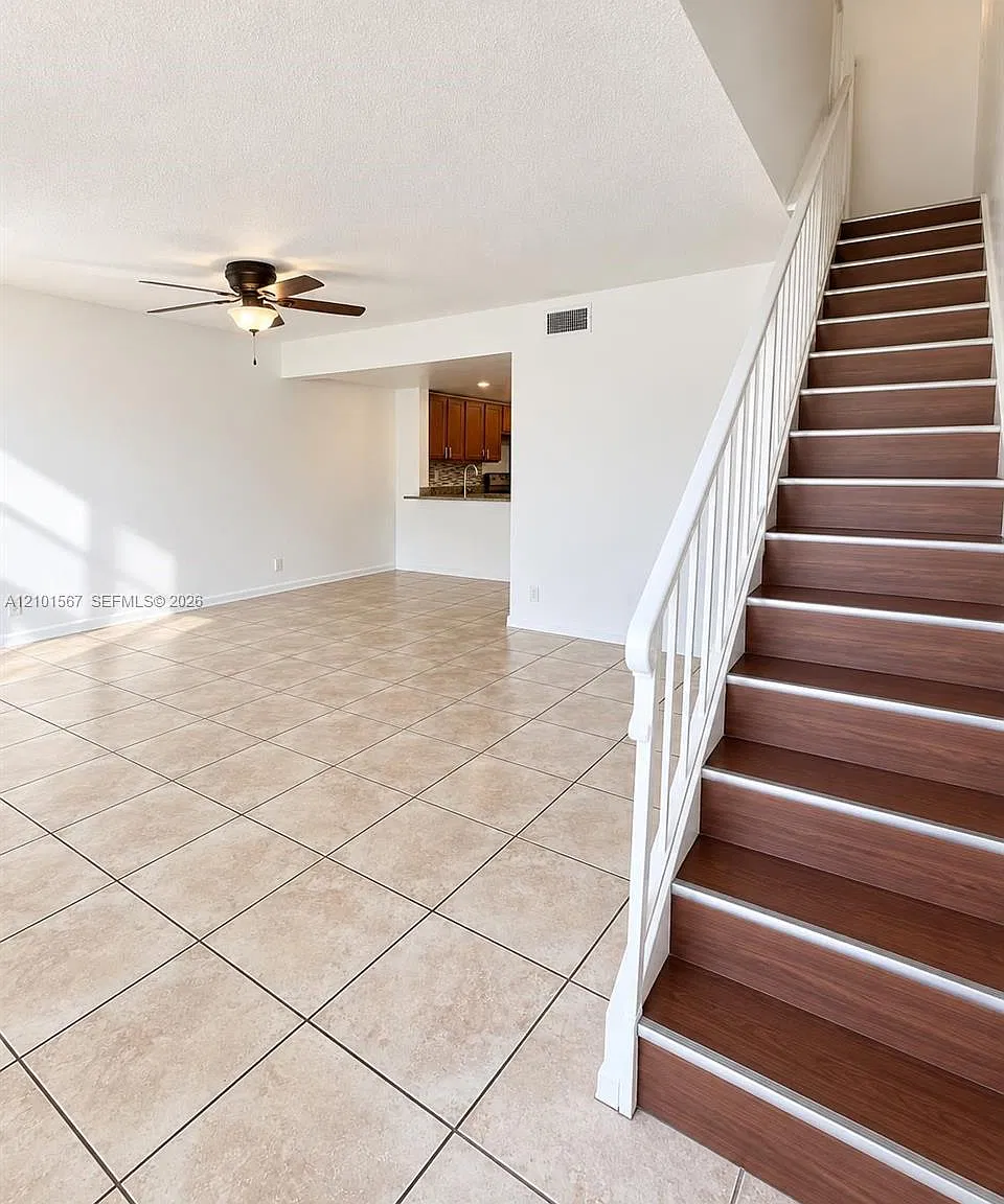 Town & Country Condo Phas — Photo 3