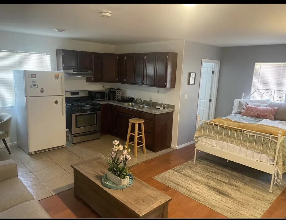 Studio, 500 sqft, $2,200 — Photo 3