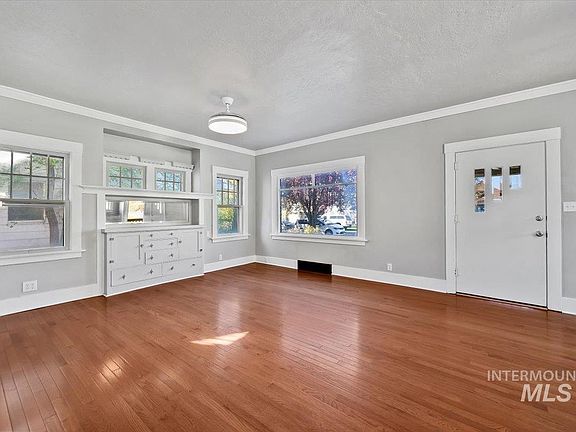 3rd image of 230 7th Ave N