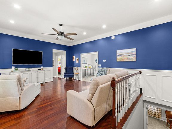 3rd image of 1035 Tyburn Ln