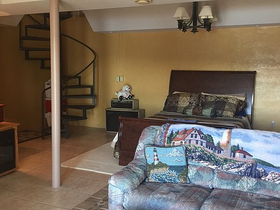 lower level bedroom/living area