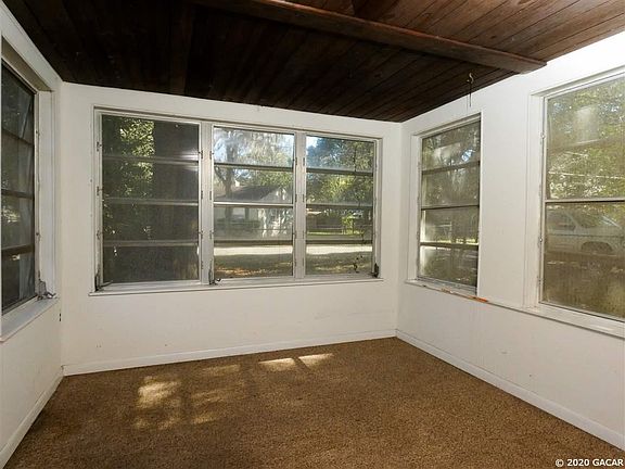 3rd image of 1049 NE 10th Pl