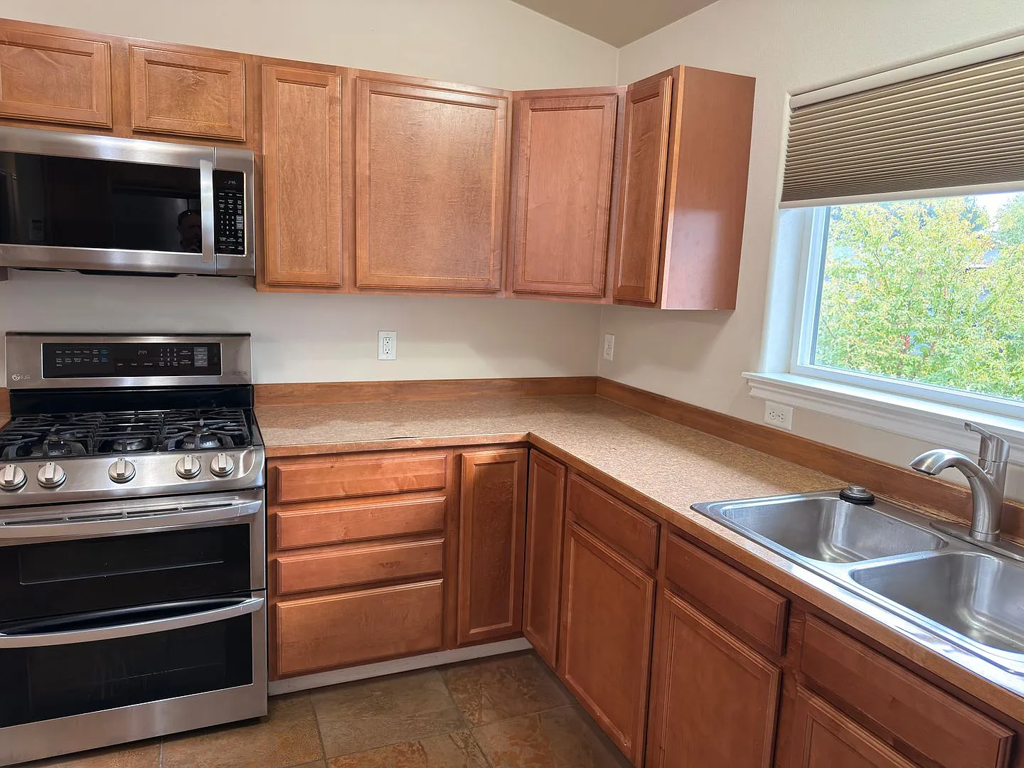 Stunning and spacious 4-bedroom, 3-bathroom Home in Sand Lake! — Photo 3