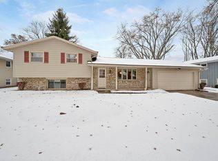 1281 Valley View Rd, Green Bay, WI 54304