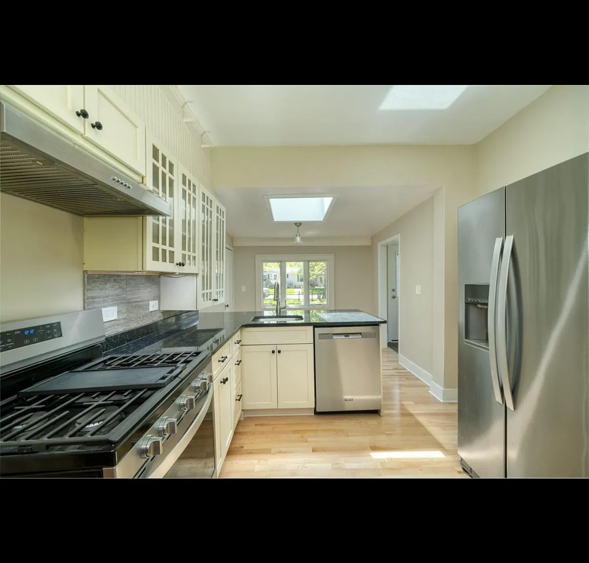 5 bed, 2750 sqft, $2,500 — Photo 4