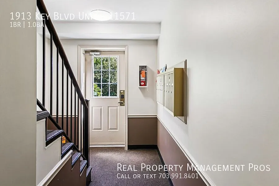 Beautiful Colonial Village Condo- Close to Metro! — Photo 3