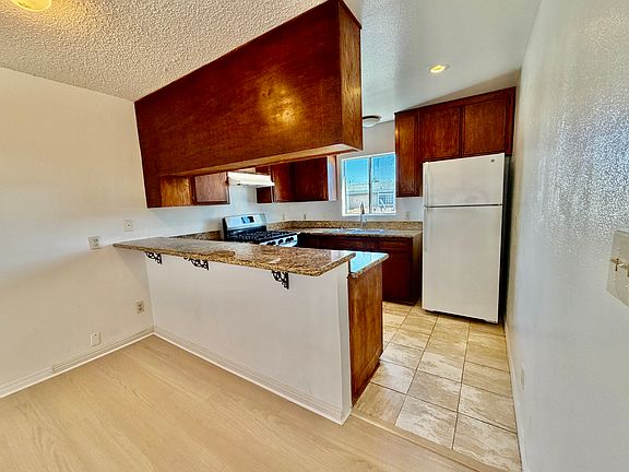KITCHEN WITH COUNTER FOR DINING