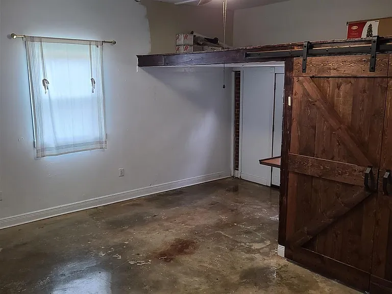 2109 N Spring St — Photo 14