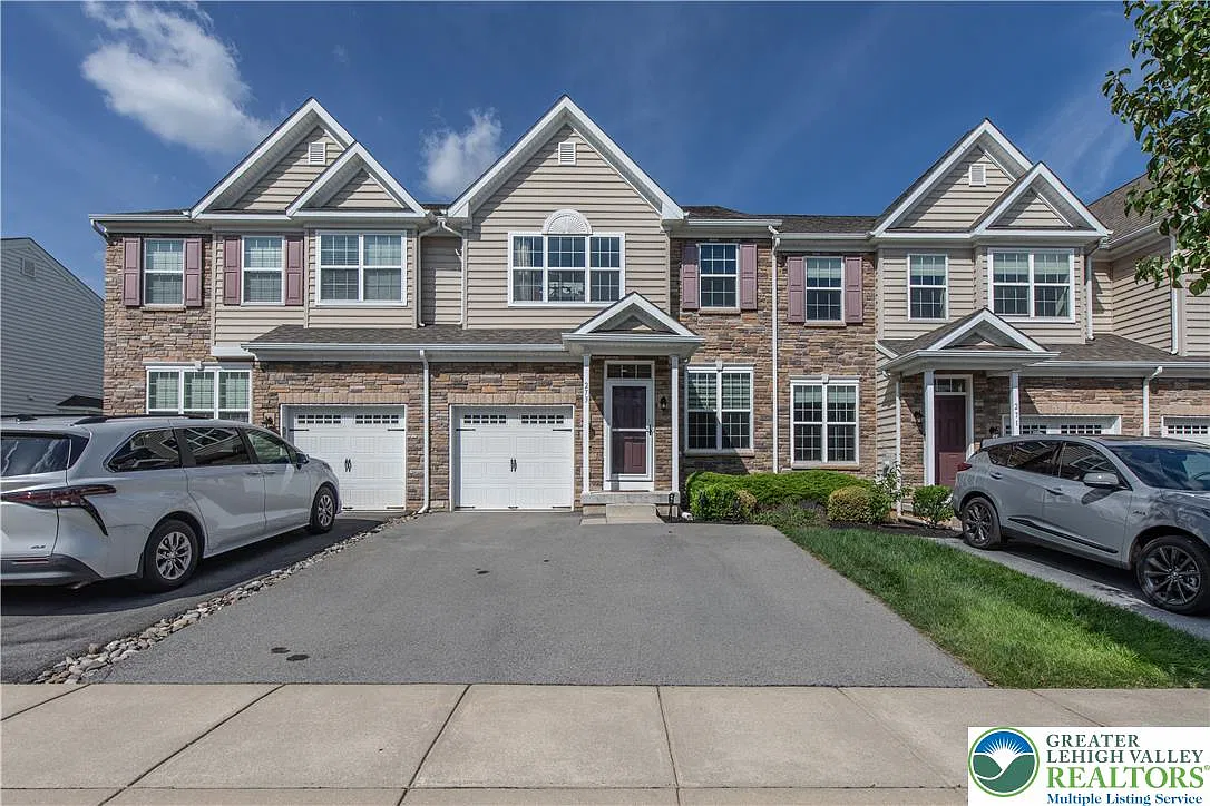 3 bed, 2.5 bath, 2590 sqft, $2,700 — Photo 1
