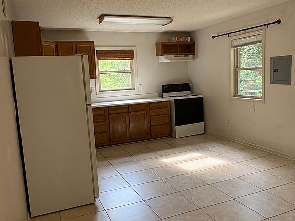 3rd image of 227 Spruce Dr APT B