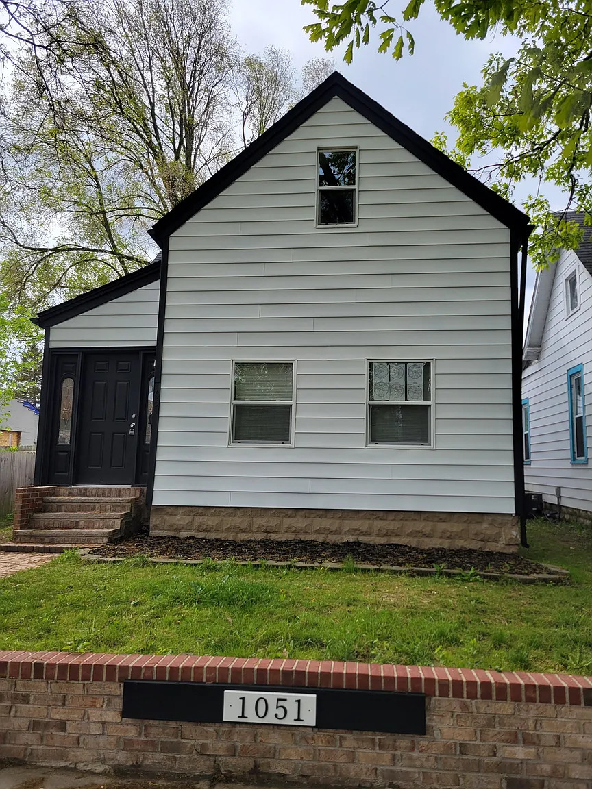1051 Hervey St photo 1