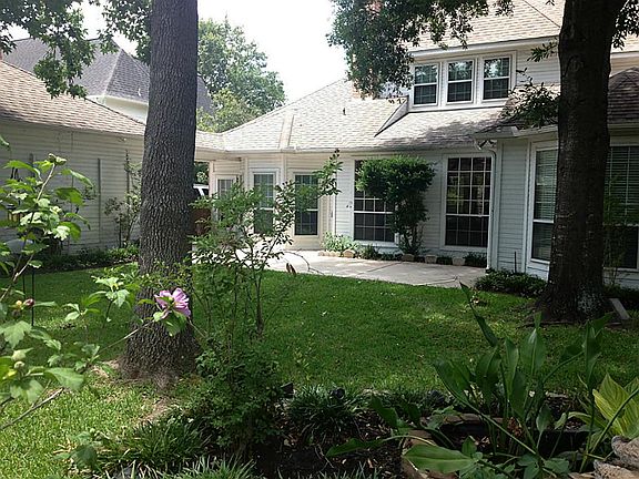 Beautiful back yard with sprinklers!