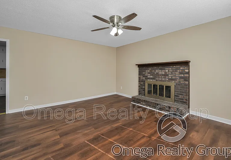 3126 Sleepy Hollow Dr — Photo 6